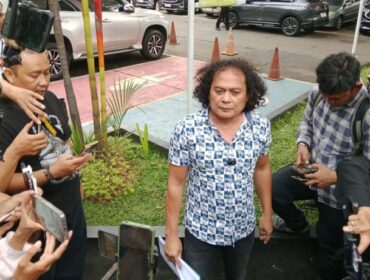 Kuasa Hukum Fariz RM, Deolipa Yumara saat memberikan keterangan kepada awak media di Pengadilan Negeri Jakarta Selatan (Foto : Sirhan )