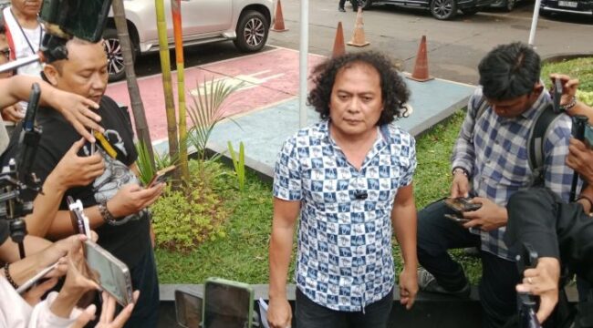 Kuasa Hukum Fariz RM, Deolipa Yumara saat memberikan keterangan kepada awak media di Pengadilan Negeri Jakarta Selatan (Foto : Sirhan )