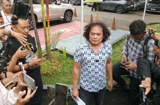
Kuasa Hukum Fariz RM, Deolipa Yumara saat memberikan keterangan kepada awak media di Pengadilan Negeri Jakarta Selatan (Foto : Sirhan )