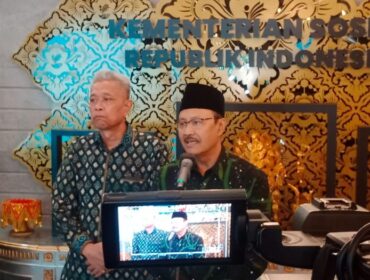 Menteri Sosial (Mensos) Saifullah Yusuf  saat memberikan keterangn kepada wartawan (Foto : Eki Baehaki)