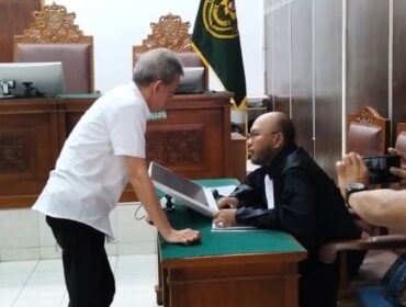 Terdakwa Fariz RM saat berdiskusi dengan Kuasa hukumnya dalam sidang yang digelar di PN Jaksel Kamis (21/8/2025). (Foto : Sirhan/Jejaknarasi.id)
