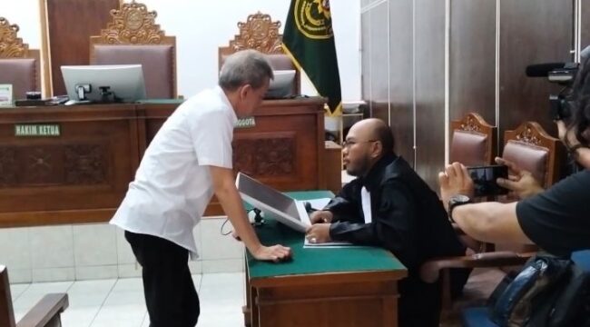 Terdakwa Fariz RM saat berdiskusi dengan Kuasa hukumnya dalam sidang yang digelar di PN Jaksel Kamis (21/8/2025). (Foto : Sirhan/Jejaknarasi.id)