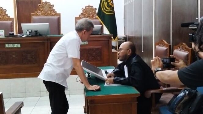 
Terdakwa Fariz RM saat berdiskusi dengan Kuasa hukumnya dalam sidang yang digelar di PN Jaksel Kamis (21/8/2025). (Foto : Sirhan/Jejaknarasi.id)