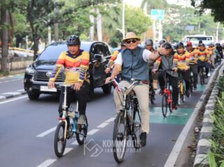 Wali Kota Jakarta Pusat Arifin saat melaksanakan Gowes bersama jajarannya . (Foto : Kominfotik Pemkot Jakpus)