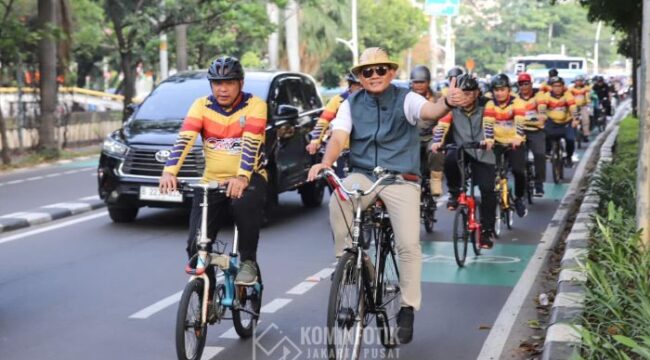 Wali Kota Jakarta Pusat Arifin saat melaksanakan Gowes bersama jajarannya . (Foto : Kominfotik Pemkot Jakpus)