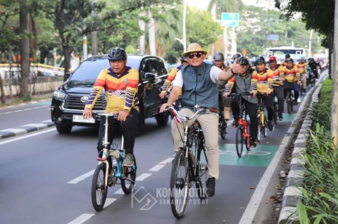 
Wali Kota Jakarta Pusat Arifin saat melaksanakan Gowes bersama jajarannya . (Foto : Kominfotik Pemkot Jakpus)