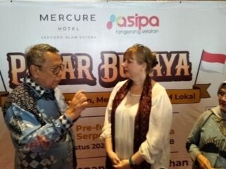 Wali Kota Tangsel Benyamin Davnie dan General Manager of Mercure Serpong Alam Sutera, Jessica Uekermann  saat beramah tamah usai pembukaan Bazar Pasar Budaya 2025. (Foto : Sirhan/Jejaknarasi.id)