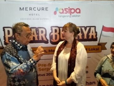 Wali Kota Tangsel Benyamin Davnie dan General Manager of Mercure Serpong Alam Sutera, Jessica Uekermann  saat beramah tamah usai pembukaan Bazar Pasar Budaya 2025. (Foto : Sirhan/Jejaknarasi.id)