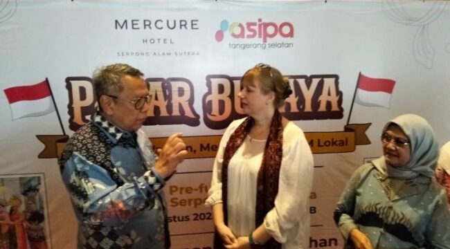 Wali Kota Tangsel Benyamin Davnie dan General Manager of Mercure Serpong Alam Sutera, Jessica Uekermann  saat beramah tamah usai pembukaan Bazar Pasar Budaya 2025. (Foto : Sirhan/Jejaknarasi.id)