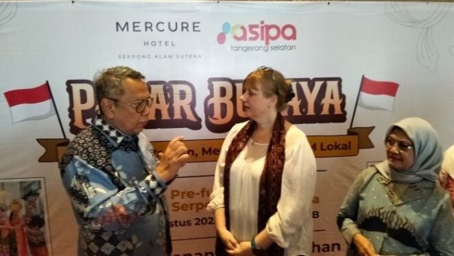 
Wali Kota Tangsel Benyamin Davnie dan General Manager of Mercure Serpong Alam Sutera, Jessica Uekermann  saat beramah tamah usai pembukaan Bazar Pasar Budaya 2025. (Foto : Sirhan/Jejaknarasi.id)