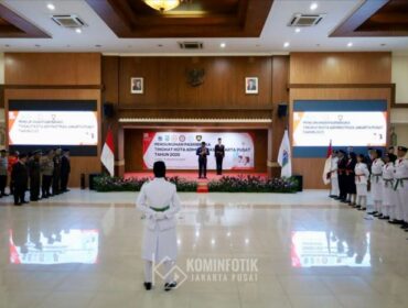 Wali Kota Jakarta Pusat Arifin saat mengukuhkan Paskibraka 2025. (Foto ; Kominfotik Pemkot Jakpus)