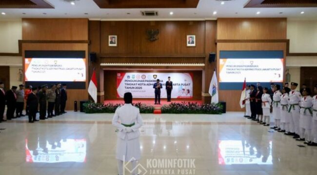 Wali Kota Jakarta Pusat Arifin saat mengukuhkan Paskibraka 2025. (Foto ; Kominfotik Pemkot Jakpus)