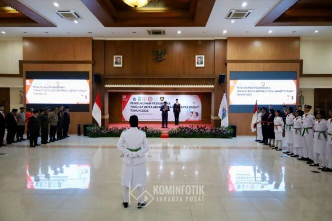 
Wali Kota Jakarta Pusat Arifin saat mengukuhkan Paskibraka 2025. (Foto ; Kominfotik Pemkot Jakpus)