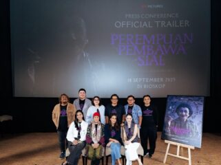  produser Susanti Dewi, Produser Eksekutif Winston Utomo dan Sutradara Fajar Nugros, serta penulis skenario Husein Atmojo dan para pemeran Film Perempuan Pembawa Sial saat foto bersama usai rilis trailer dan poster di Plaza Senayan XXI Jakarta Pusat, Rabu (20/8/2025). (Foto : Ist/Jejaknarasi.id)