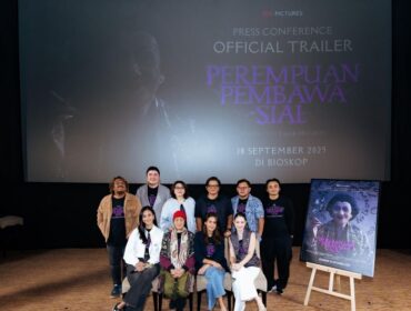  produser Susanti Dewi, Produser Eksekutif Winston Utomo dan Sutradara Fajar Nugros, serta penulis skenario Husein Atmojo dan para pemeran Film Perempuan Pembawa Sial saat foto bersama usai rilis trailer dan poster di Plaza Senayan XXI Jakarta Pusat, Rabu (20/8/2025). (Foto : Ist/Jejaknarasi.id)