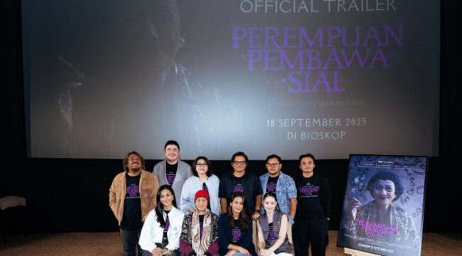  produser Susanti Dewi, Produser Eksekutif Winston Utomo dan Sutradara Fajar Nugros, serta penulis skenario Husein Atmojo dan para pemeran Film Perempuan Pembawa Sial saat foto bersama usai rilis trailer dan poster di Plaza Senayan XXI Jakarta Pusat, Rabu (20/8/2025). (Foto : Ist/Jejaknarasi.id)