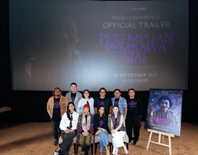 
produser Susanti Dewi, Produser Eksekutif Winston Utomo dan Sutradara Fajar Nugros, serta penulis skenario Husein Atmojo dan para pemeran Film Perempuan Pembawa Sial saat foto bersama usai rilis trailer dan poster di Plaza Senayan XXI Jakarta Pusat, Rabu (20/8/2025). (Foto : Ist/Jejaknarasi.id)