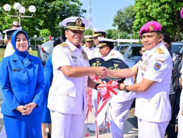 KASAL TNI Dr. Muhammad Ali, S.E. saat menyerahkan kunci Mobil Maung kepada Panglima Korps Marinir (Pangkormar) Letnan Jenderal TNI (Mar) Dr. Endi Supardi, S.E., (Foto: Puspen Kormar)