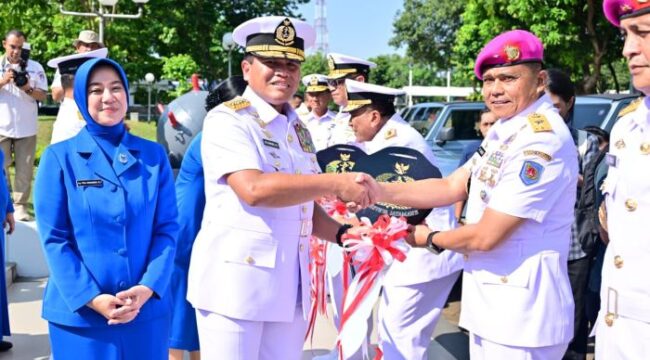 KASAL TNI Dr. Muhammad Ali, S.E. saat menyerahkan kunci Mobil Maung kepada Panglima Korps Marinir (Pangkormar) Letnan Jenderal TNI (Mar) Dr. Endi Supardi, S.E., (Foto: Puspen Kormar)