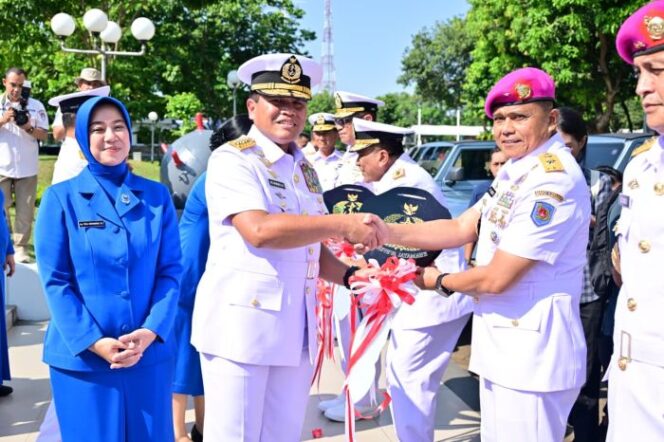 
KASAL TNI Dr. Muhammad Ali, S.E. saat menyerahkan kunci Mobil Maung kepada Panglima Korps Marinir (Pangkormar) Letnan Jenderal TNI (Mar) Dr. Endi Supardi, S.E., (Foto: Puspen Kormar)