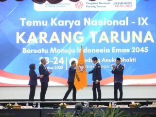 Wakil Ketua Komisi I DPR RI Fraksi Gerindra, Budisatrio Djiwandono, saat menerima bendera kebesaran Karang Taruna usai terpilih menjadi Ketua Umum Pengurus Nasional Karang Taruna. (Foto: Ist)