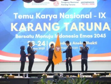Wakil Ketua Komisi I DPR RI Fraksi Gerindra, Budisatrio Djiwandono, saat menerima bendera kebesaran Karang Taruna usai terpilih menjadi Ketua Umum Pengurus Nasional Karang Taruna. (Foto: Ist)