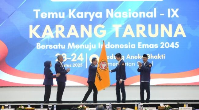 Wakil Ketua Komisi I DPR RI Fraksi Gerindra, Budisatrio Djiwandono, saat menerima bendera kebesaran Karang Taruna usai terpilih menjadi Ketua Umum Pengurus Nasional Karang Taruna. (Foto: Ist)