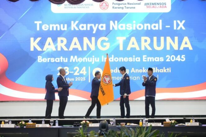 
Wakil Ketua Komisi I DPR RI Fraksi Gerindra, Budisatrio Djiwandono, saat menerima bendera kebesaran Karang Taruna usai terpilih menjadi Ketua Umum Pengurus Nasional Karang Taruna. (Foto: Ist)