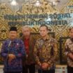 Menteri Sosial Saifullah Yusuf bersama Menteri Transmigrasi M. Iftitah Sulaiman Suryanagara saat  konferensi pers . (Foto : Kemensos)
