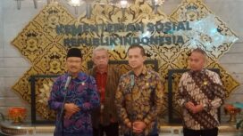 Menteri Sosial Saifullah Yusuf bersama Menteri Transmigrasi M. Iftitah Sulaiman Suryanagara saat  konferensi pers . (Foto : Kemensos)