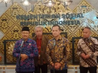 Menteri Sosial Saifullah Yusuf bersama Menteri Transmigrasi M. Iftitah Sulaiman Suryanagara saat  konferensi pers . (Foto : Kemensos)