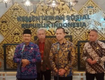 Menteri Sosial Saifullah Yusuf bersama Menteri Transmigrasi M. Iftitah Sulaiman Suryanagara saat  konferensi pers . (Foto : Kemensos)