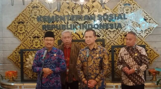 Menteri Sosial Saifullah Yusuf bersama Menteri Transmigrasi M. Iftitah Sulaiman Suryanagara saat  konferensi pers . (Foto : Kemensos)