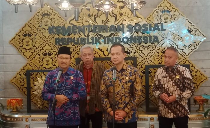 Menteri Sosial Saifullah Yusuf bersama Menteri Transmigrasi M. Iftitah Sulaiman Suryanagara saat  konferensi pers . (Foto : Kemensos)