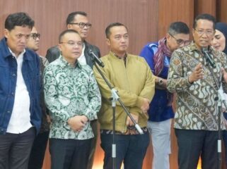 Wakil Ketua DPR RI Sufmi Dasco Ahmad (batik Hijau) dalam konferensi pers. (Foto : Ist)