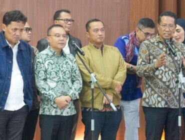 Wakil Ketua DPR RI Sufmi Dasco Ahmad (batik Hijau) dalam konferensi pers. (Foto : Ist)