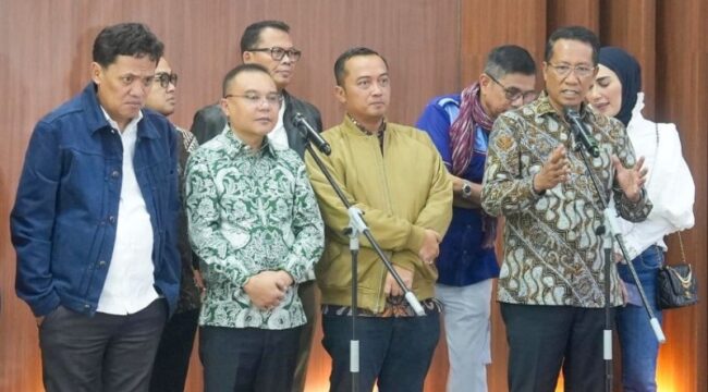 Wakil Ketua DPR RI Sufmi Dasco Ahmad (batik Hijau) dalam konferensi pers. (Foto : Ist)