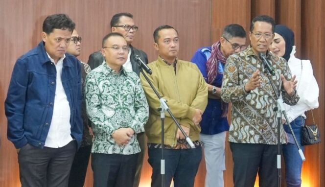 
Wakil Ketua DPR RI Sufmi Dasco Ahmad (batik Hijau) dalam konferensi pers. (Foto : Ist)