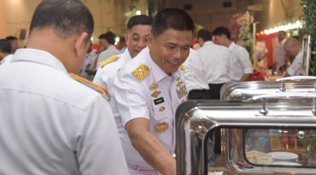  Kepala Staf Korps Marinir (KS Kormar) Brigadir Jenderal Muhammad Nadir, M.Tr.Opsla yang mewakili Panglima Korps Marinir Letjen TNI (Mar) Dr. Endi Supardi, S.E., M.M., M.Tr.Opsla., CHRMP., CRMP. saat menghadiri jamuan makan malam yang diselenggarakan di atas kapal perang Jepang, JS Osumi. (Foto : Div Humas Kormar)