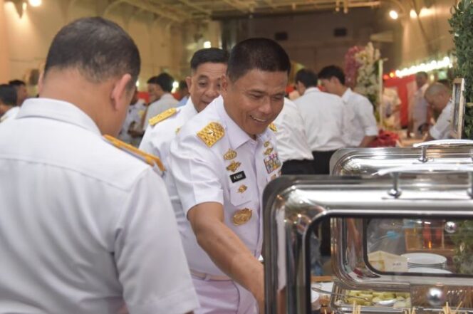 
Kepala Staf Korps Marinir (KS Kormar) Brigadir Jenderal Muhammad Nadir, M.Tr.Opsla yang mewakili Panglima Korps Marinir Letjen TNI (Mar) Dr. Endi Supardi, S.E., M.M., M.Tr.Opsla., CHRMP., CRMP. saat menghadiri jamuan makan malam yang diselenggarakan di atas kapal perang Jepang, JS Osumi. (Foto : Div Humas Kormar)