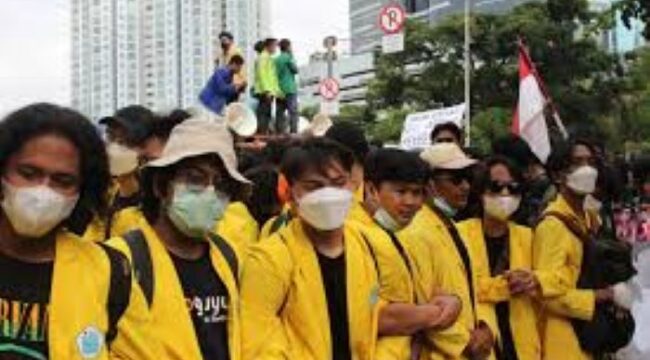 Para Mahasiswa yang tergabung dalam BEM SI saatr melakukan demo di gedung Polda Metro Jaya. (Foto:Ist) 
