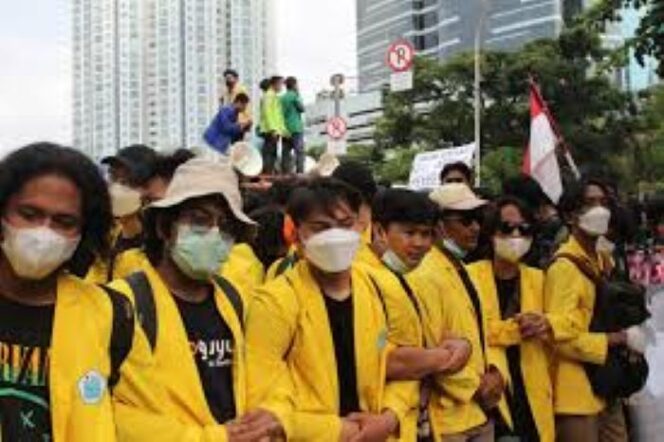 
Para Mahasiswa yang tergabung dalam BEM SI saatr melakukan demo di gedung Polda Metro Jaya. (Foto:Ist) 