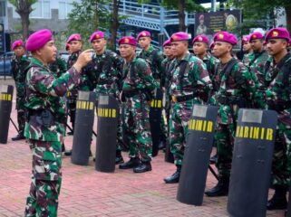 Kapten Marinir Poniman saat memebrikan arahan kepada para p[rajurit  yang akan bertugas. ( Foto: Div.Humas Korps Marinir)