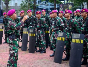 Kapten Marinir Poniman saat memebrikan arahan kepada para p[rajurit  yang akan bertugas. ( Foto: Div.Humas Korps Marinir)