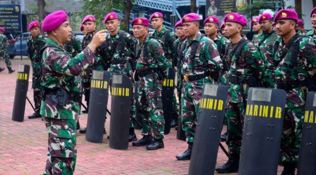 Kapten Marinir Poniman saat memebrikan arahan kepada para p[rajurit  yang akan bertugas. ( Foto: Div.Humas Korps Marinir)