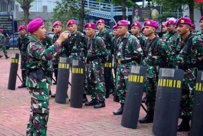 
Kapten Marinir Poniman saat memebrikan arahan kepada para p[rajurit  yang akan bertugas. ( Foto: Div.Humas Korps Marinir)
