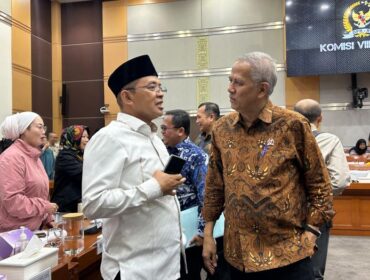 Anggota DPR RI Komisi VIII FPKB, KH  Maman Imanulhaq  saat berbincang dengan salah satu anggota dewan usai rapat bersama perwakilan pemerintah di DPR RI. (Foto : Ist)