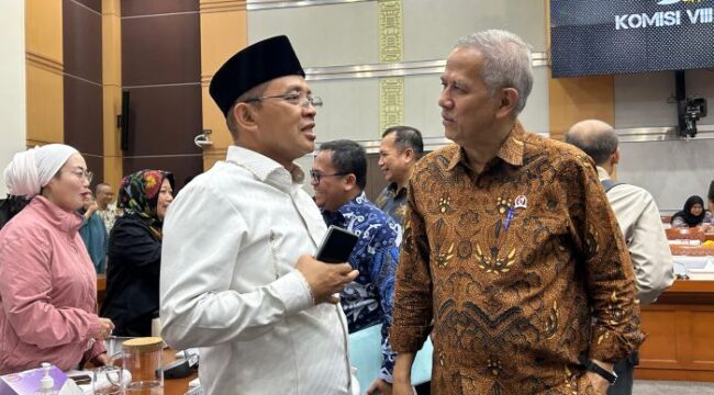 Anggota DPR RI Komisi VIII FPKB, KH  Maman Imanulhaq  saat berbincang dengan salah satu anggota dewan usai rapat bersama perwakilan pemerintah di DPR RI. (Foto : Ist)