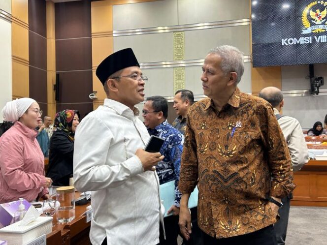 
Anggota DPR RI Komisi VIII FPKB, KH  Maman Imanulhaq  saat berbincang dengan salah satu anggota dewan usai rapat bersama perwakilan pemerintah di DPR RI. (Foto : Ist)