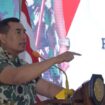 Panglima Korps Marinir (Pangkormar) Letnan Jenderal TNI (Mar) Dr. Endi Supardi, S.E., M.M., M.Tr.Opsla., CHRMP., CRMP. saat memberikan pembekalan dan pengenalan organisasi Korps Marinir kepada 191 peserta On The Job Training (OJT) Perwira Remaja AAL angkatan LXX TA 2025. . (Foto :  Divhumas Korps Marinir )
